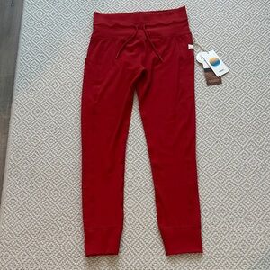 Vuori daily pocket legging in size M.